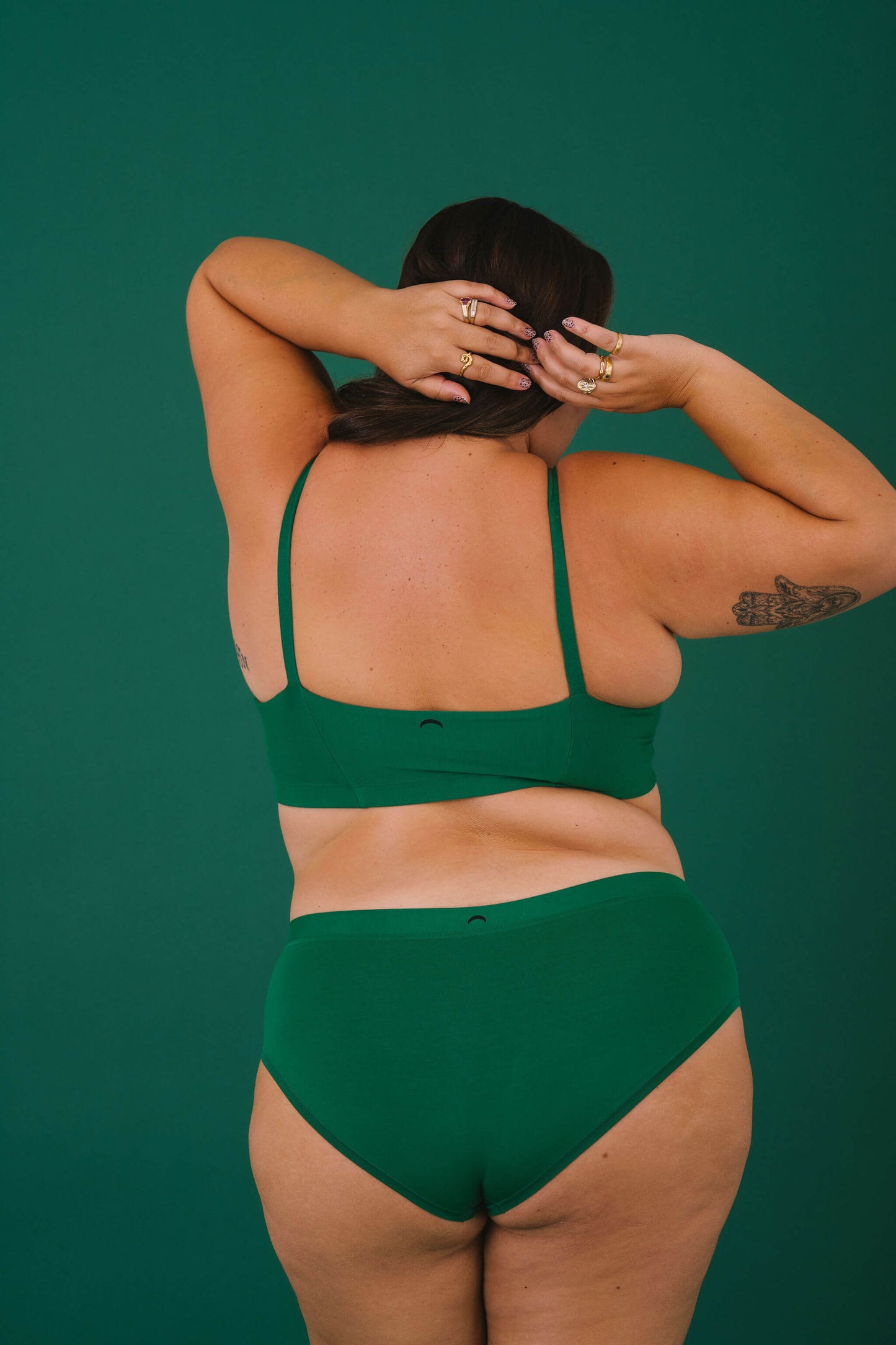 Pine | Model is wearing size 2XL