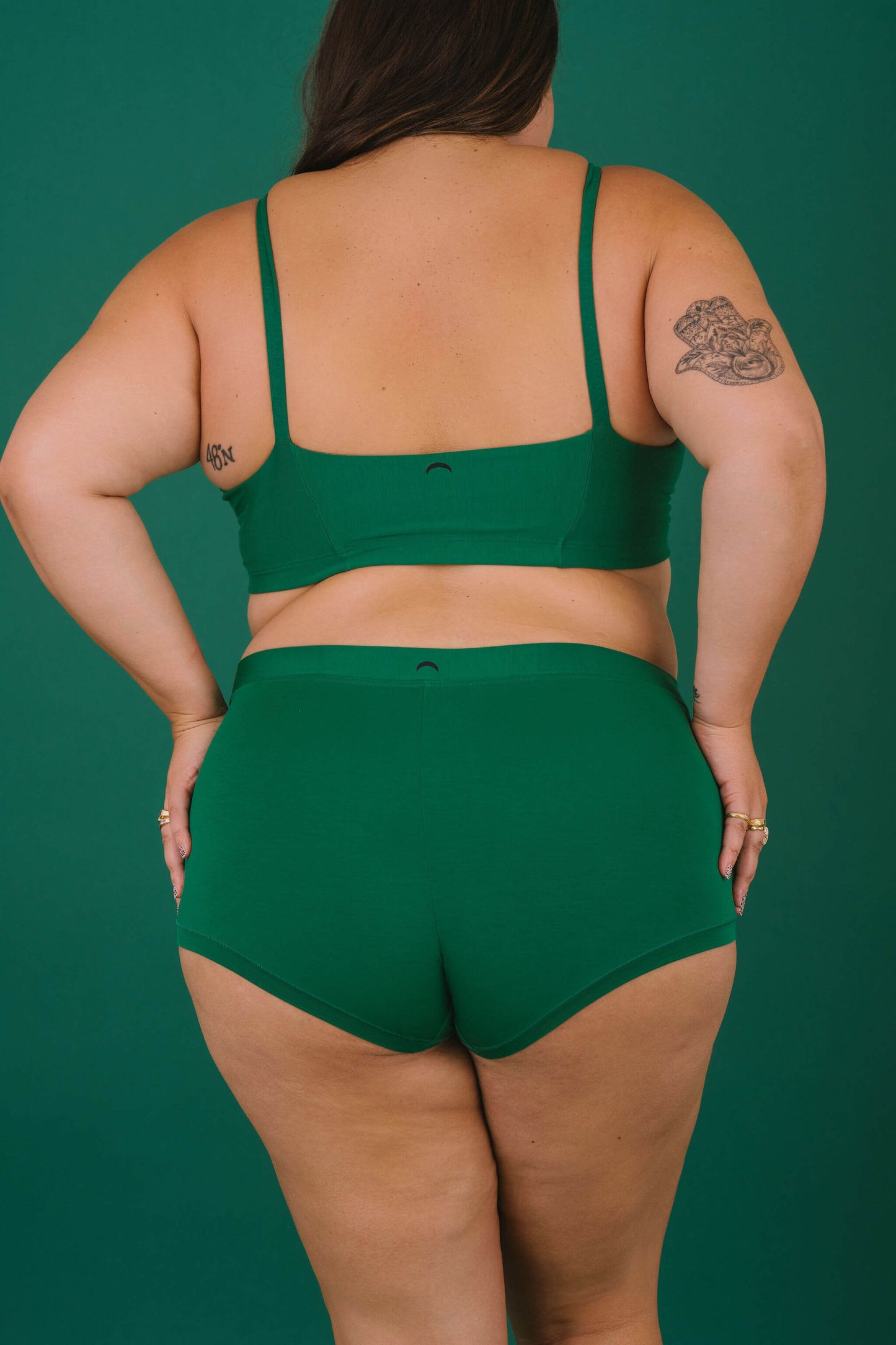 Pine | Model is wearing size 2XL