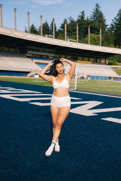 Undyed | Model is wearing size M bra & L undie