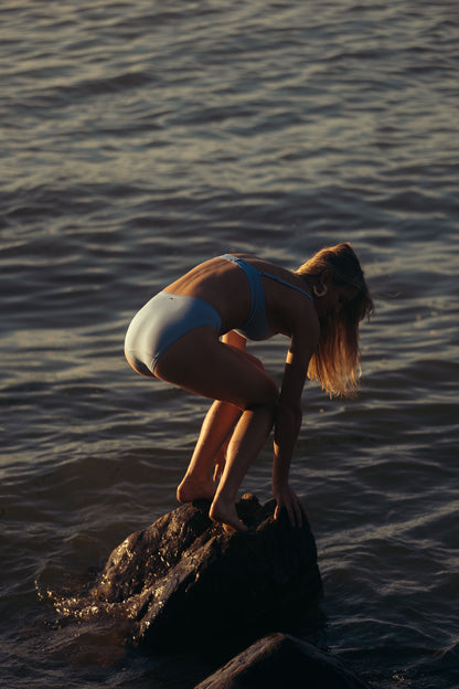 Hydrangea Blue | Model is wearing size S 