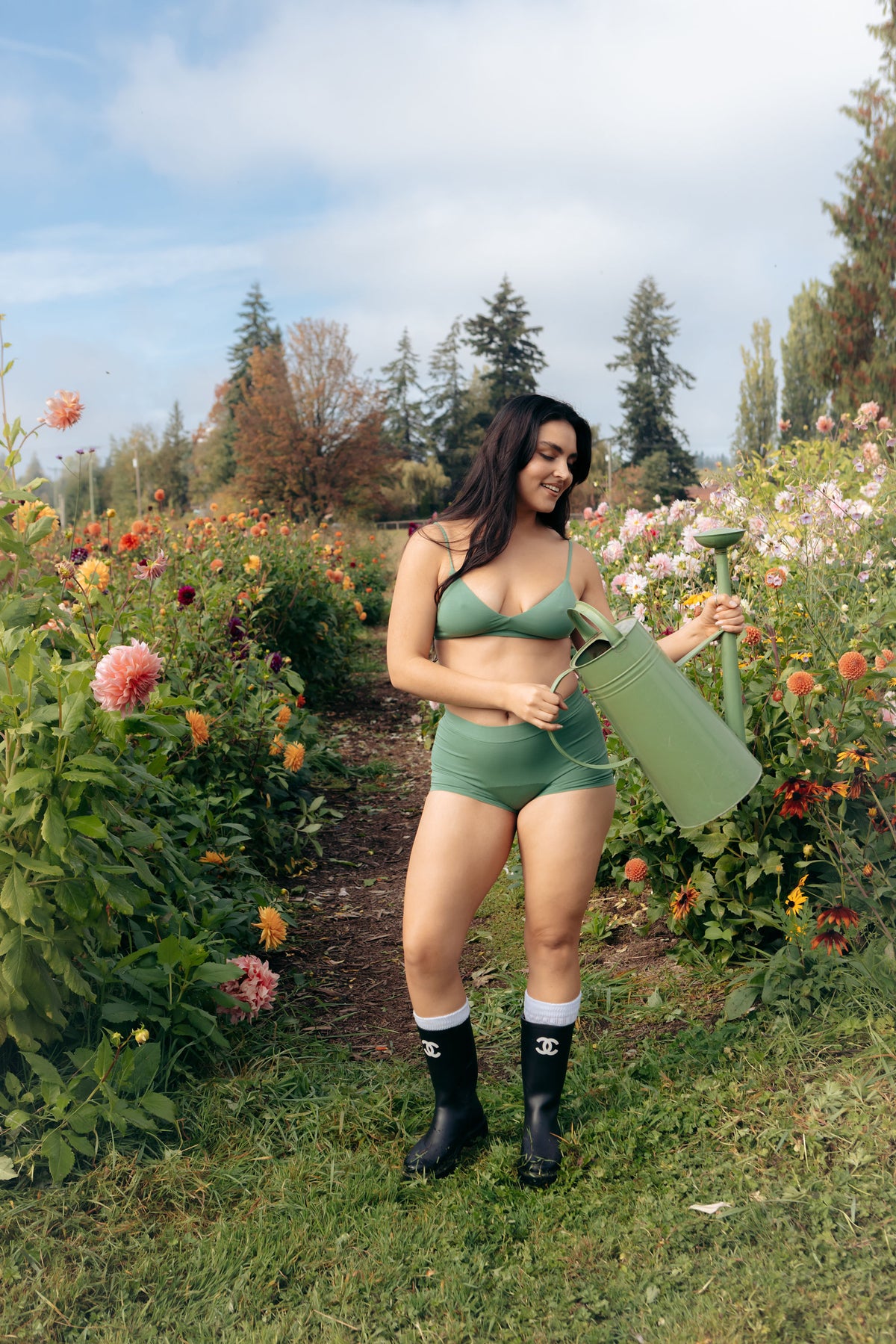 Thyme | Model is wearing size M