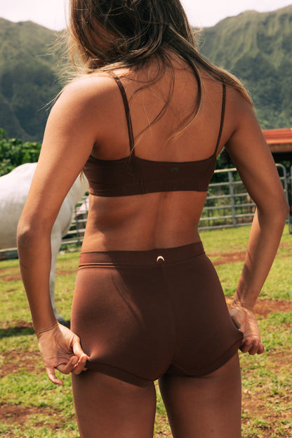 Brown / Horseshoe | Model is wearing size S