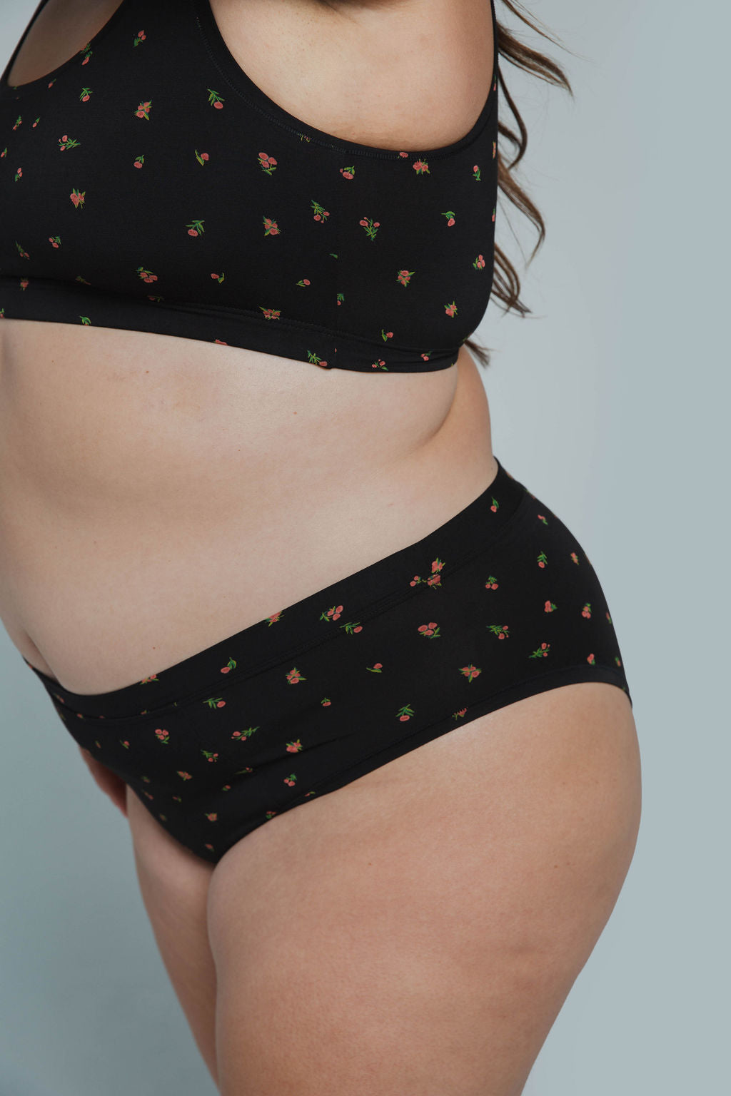 Midnight Rose | Model is wearing size 2XL