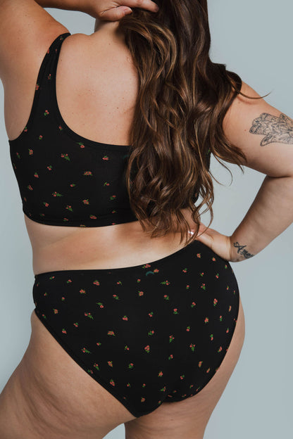 Midnight Rose | Model is wearing size 2XL