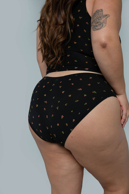 Midnight Rose | Model is wearing size 2XL