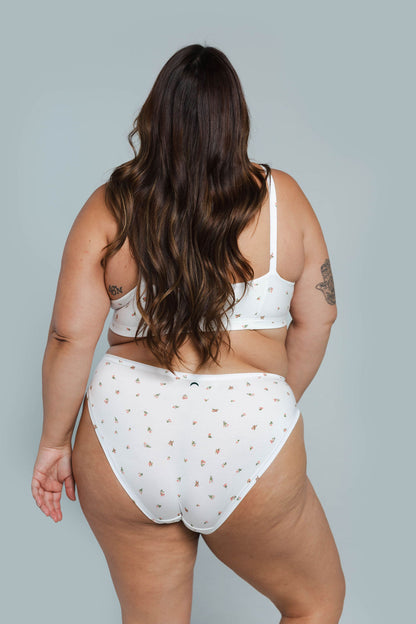 Morning Rose | Model is wearing size 2XL