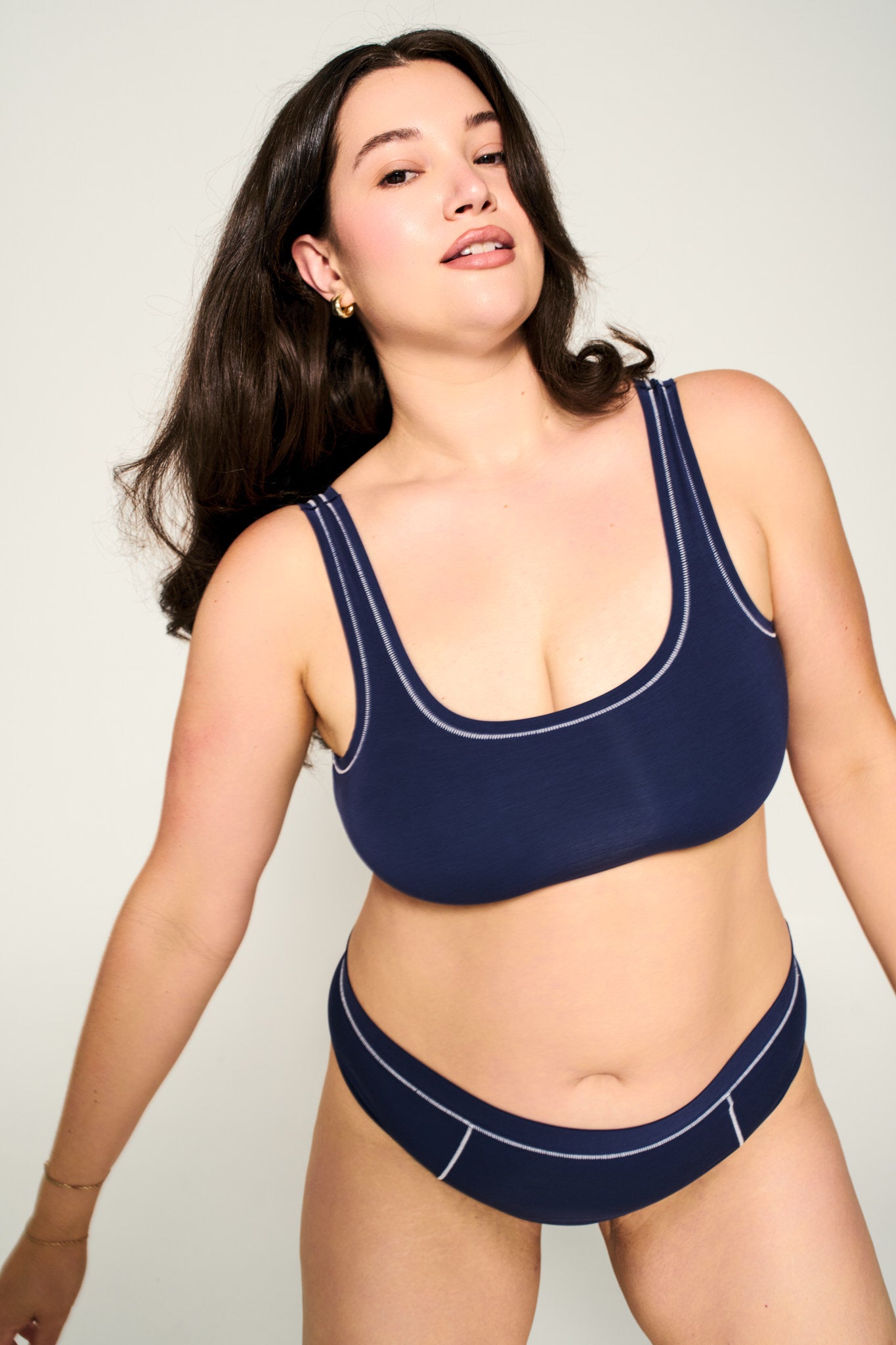 Navy / White | Model is wearing size XL undie & XL bra