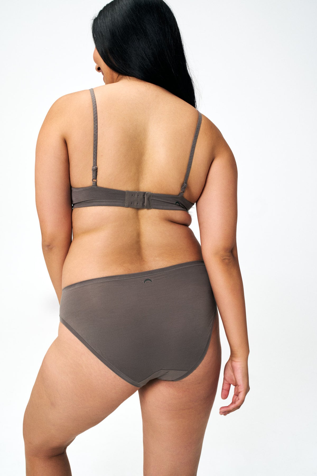 Iron | Model is wearing size M bra and L undie