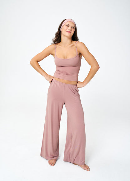 Quartz | Sophie is S top, XS bottom and 5’9”