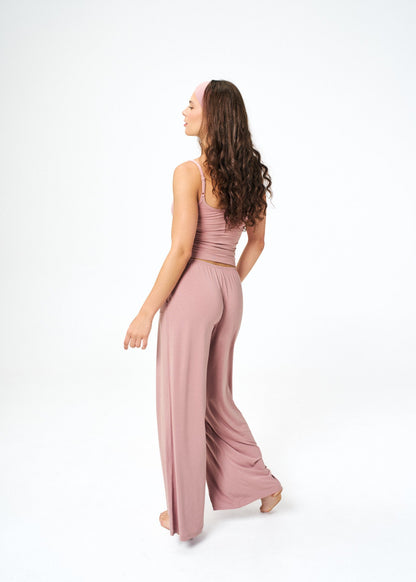 Quartz | Sophie is S top, XS bottom and 5’9”
