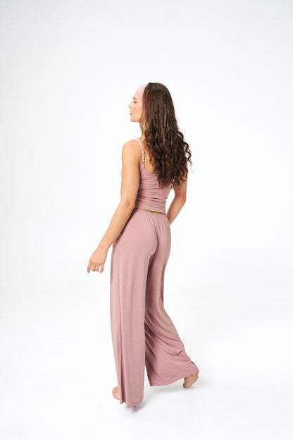 Quartz | Model is size S top, XS bottom and 5’9”.