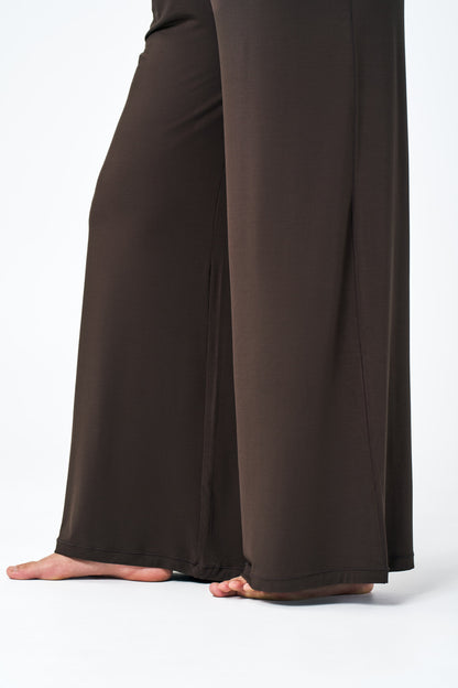 Java | Model is size M top, L bottom and 5’10”