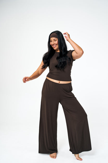 Java | Model is size M top, L bottom and 5'10".