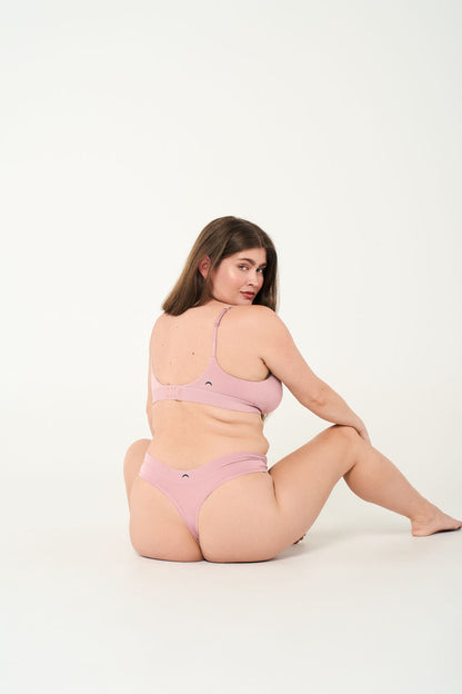 Quartz | Model is wearing size M