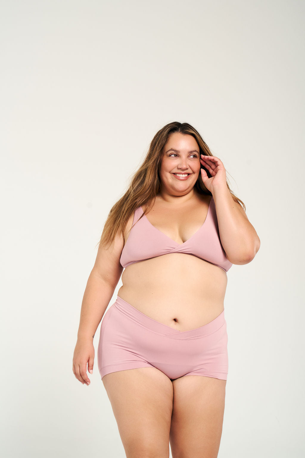 Quartz | Model is wearing size 2XL